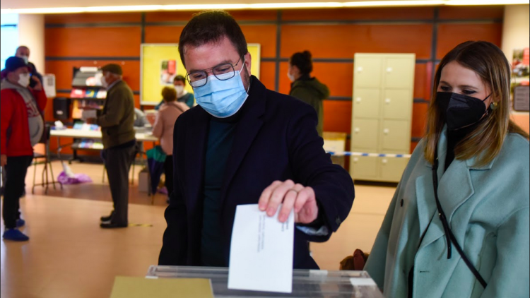 Pere Aragonès votant a Pineda de Mar. ERC
