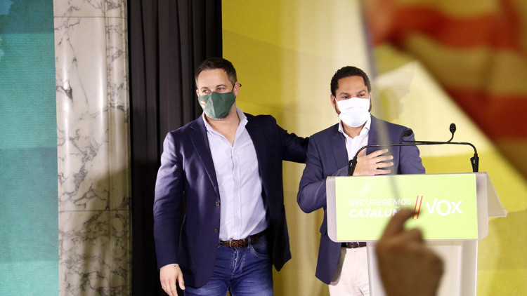 El líder estatal de Vox, Santiago Abascal, acompanya el candidat ultradretà a la Generalitat, Ignacio Garriga, en la nit electoral. Agència Catalana de Notícies