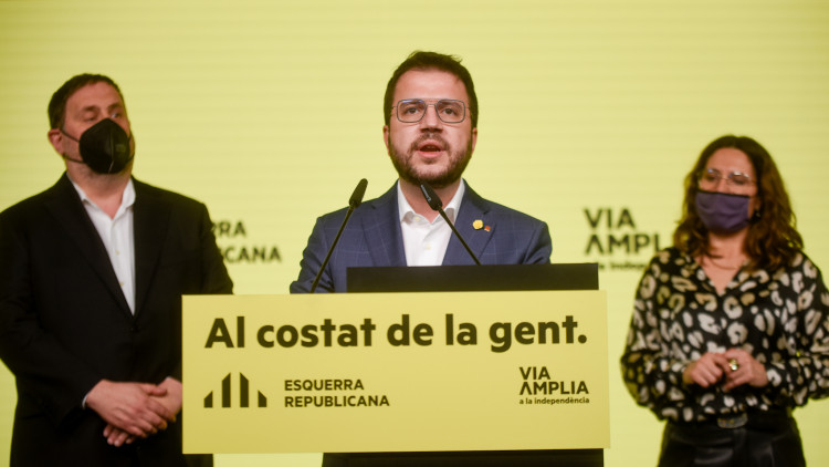 Pere Aragonès compareix durant la nit electoral amb Oriol Junqueras (president d'Esquerra Republicana) i Laura Vilagrà (número dos de la llista per Barcelona) al darrere. Agència Catalana de Notícies