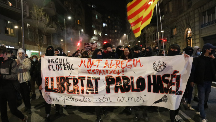 Una de les pancartes de la manifestació contra la detenció de Hasel a Barcelona el 16 de febrer del 2021. Agència Catalana de Notícies