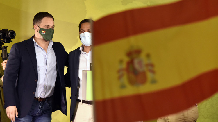 Els líders de Vox a l'Estat espanyol i a Catalunya, Santiago Abascal i Ignacio Garriga, durant la nit electoral catalana. Europa Press