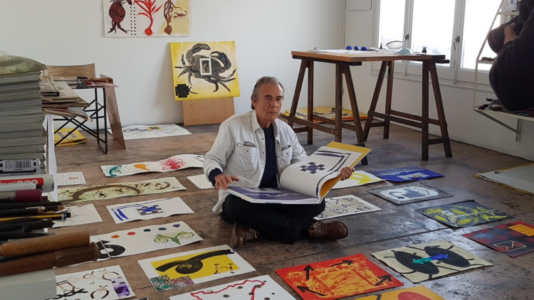 Viladecans, al seu estudi, amb alguns dels originals de les il·lustracions del llibre. Neus Chordà