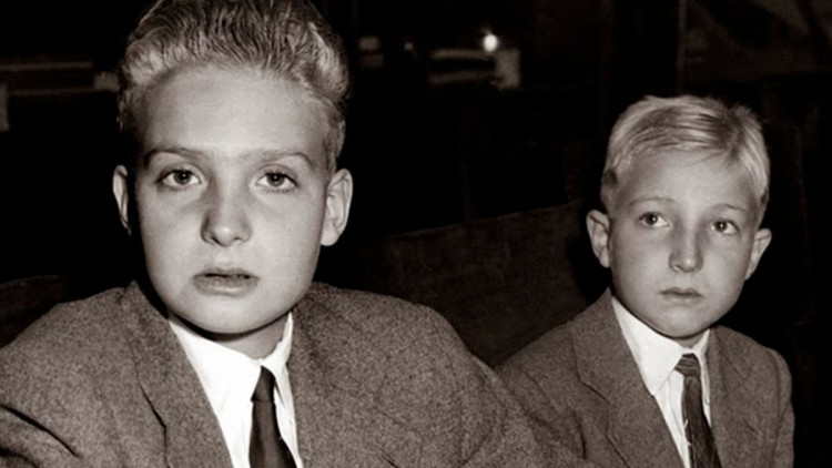 Villa Giralda, Estoril, residència de don Juan i família, vesprada del 29 de març, Dijous Sant, de 1956. De sobte se sent la detonació d'un tret al pis de dalt. Què ha passat? La tragèdia s'abat sobre la mansió. El fill major de don Juan, Juanito, de divuit anys, ha disparat amb una pistola un tret al seu germà petit, Alfonso, de catorze. L'ha mort. Accident? El primer que el pare li va etzibar al fill major és que li jurés que no ho havia fet a propòsit. Posteriorment, l'afer es va encobrir. Per al règim franquista, a través de l'agència EFE, el dissortat Alfonso s'havia disparat ell mateix mentre manipulava l'arma.
