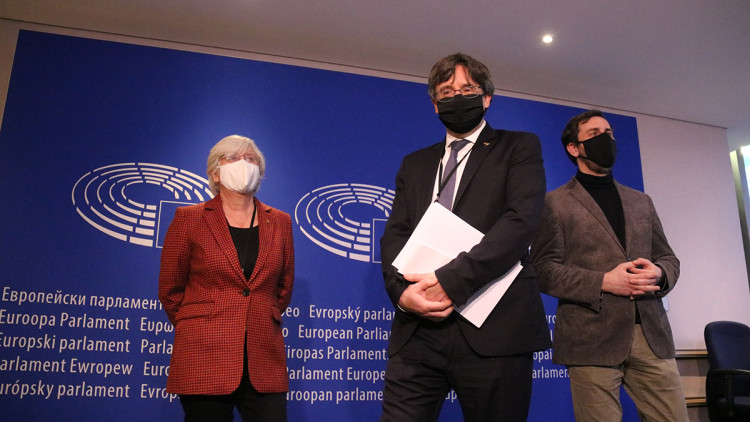 Els eurodiputats Carles Puigdemont, Clara Ponsatí i Toni Comín a l'entrada de la vista pel suplicarori el 14 de gener de 2021 al Parlament Europeu. Agència Catalana de Notícies