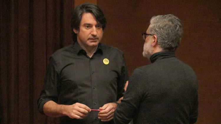 Els diputats Francesc de Dalmases (JxCat) i Carles RIera (CUP), abans de començar la sessió de la comissió d'investigació del 155 al Parlament, el 4 de febrer de 2020. Agència Catalana de Notícies