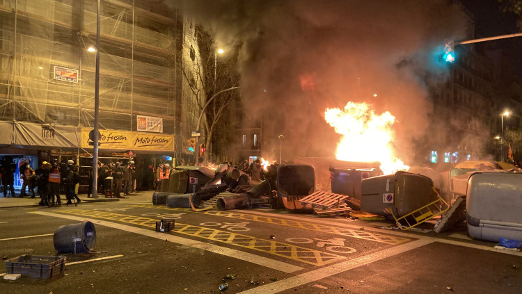 Una barricada amb contenidors d'escombraries en flames al carrer Aragó de Barcelona en la tercera nit de protestes per l'empresonament de Pablo Hase. Agència Catalana de Notícies