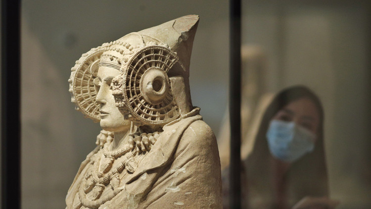Una persona contempla la Dama d'Elx, exposada al Museu Arqueològic depenent del Ministeri de Cultura, ubicat a Madrid. Europa Press