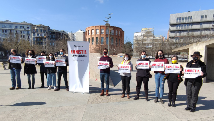 Pla general de l'acte que s'ha fet a Girona amb deu persones "represaliades" i el president d'Òmnium al Gironès, Sergi Font, aquest dissabte 20 de febrer de 2021. Agència Catalana de Notícies