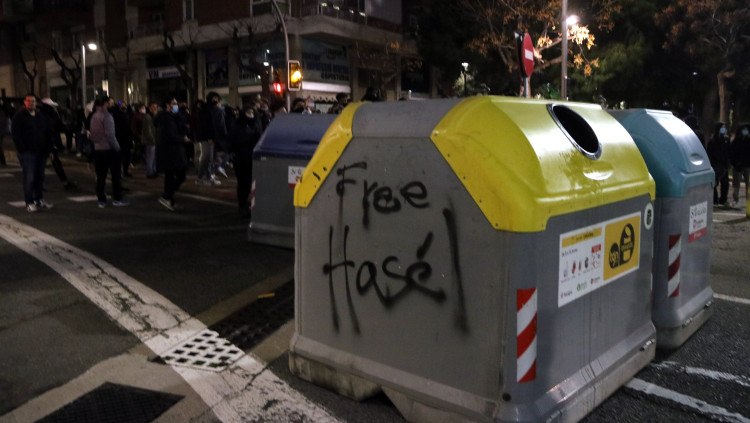 Pla obert d'una barricada de contenidors a l'avinguda Catalunya de Tarragona, amb una pintada amb el lema 'Free Hasel' en primer terme. Agència Catalana de Notícies