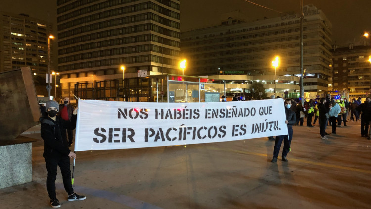 Pla general de dos manifestants aguantant una pancarta a la concentració contra l'empresonament de Pablo Hasel i a favor de la llibertat d'expressió, davant l'estació de Sants de Barcelona. Agència Catalana de Notícies