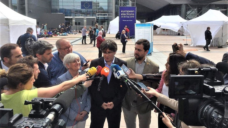 Puigdemont, Comín i Ponsatí atenen a la premsa a l'eixida del Parlament Europeu. Europa Press
