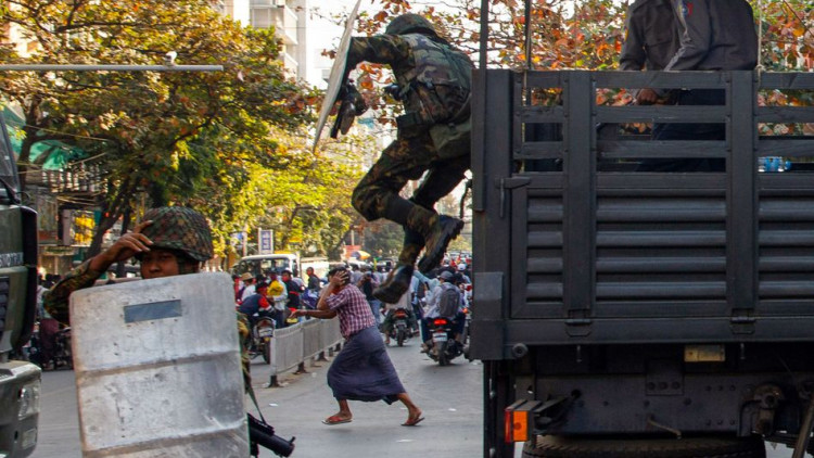 Un home escapa dels soldats durant una protesta a Mandalay, la segona ciutat más poblada de Birmània. Der Spiegel