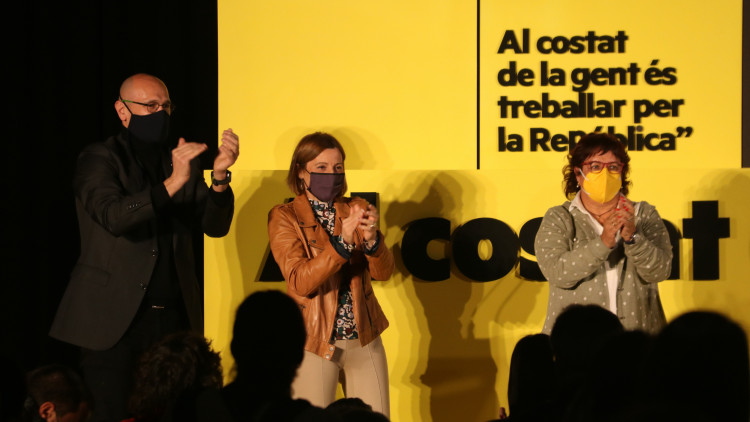 Carme Forcadell, Dolors Bassa i Raül Romeva, en l'acte de tancament d'ERC, a les Cotxeres de Sants de Barcelona, el 12 de febrer del 2021. Agència Catalana de Notícies