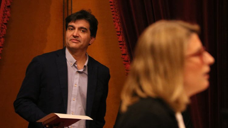 Primer pla d'Elsa Artadi, diputada de JxCat, amb Sergi Sabrià, diputat d'ERC; darrera, al ple del Parlament del 28 de març de 2018. Agència Catalana de Notícies