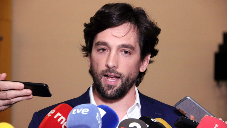Primer pla del president del comitè d'Afers Legals de l'Eurocambra, Adrián Vázquez (Ciutadans), anunciant el resultat de la votació sobre el suplicatori contra Puigdemont, Comín i Ponsatí. Agència Catalana de Notícies