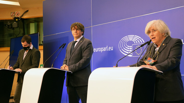 Els eurodiputats de JxCat Carles Puigdemont, Toni Comín i Clara Ponsatí durant la roda de premsa a l'Eurocambra el 24 de febrer del 2021 a Brussel·les. Agència Catalana de Notícies
