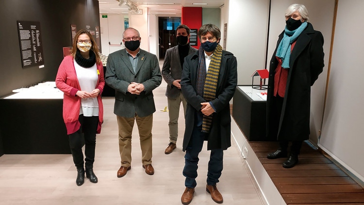 Els exmembres del govern Meritxell Serret, Lluís Puig, Toni Comín, Carles Puigdemont i Clara Ponsatí a la delegació del Govern a Brussel·les el 7 de gener del 2021. Agència Catalana de Notícies