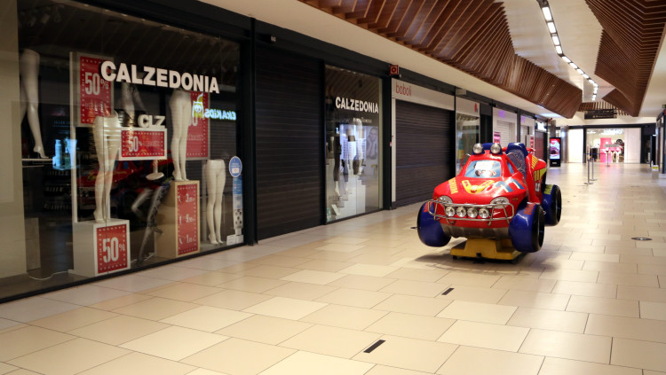 Pla general dels establiments tancats del centre comercial del Parc Central de Tarragona. Agència Catalana de Notícies