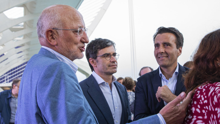 De gendre a sogre. A l’esquerra, Juan Roig, propietari de Mercadona. Al centre, amb ulleres, Roberto Centeno, cofundador del fons d’inversió Atitlan.. Eva Màñez