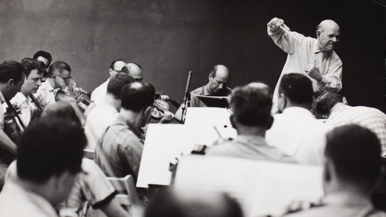 Pau Casals dirigint un assaig del Festival Casals de l'any 1962.. Fons Pau Casals (ANC). Fundació Pau Casals