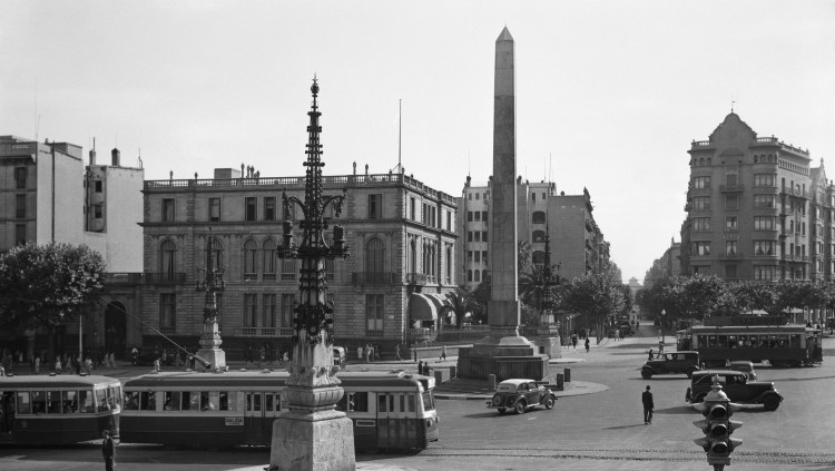 Tramvia a la cruïlla entre el Passeig de Gràcia i la Diagonal. Barcelona, anys cinquanta del segle XX.. Col·lecció / Institut d\'Estudis Topogràfics de Catalunya