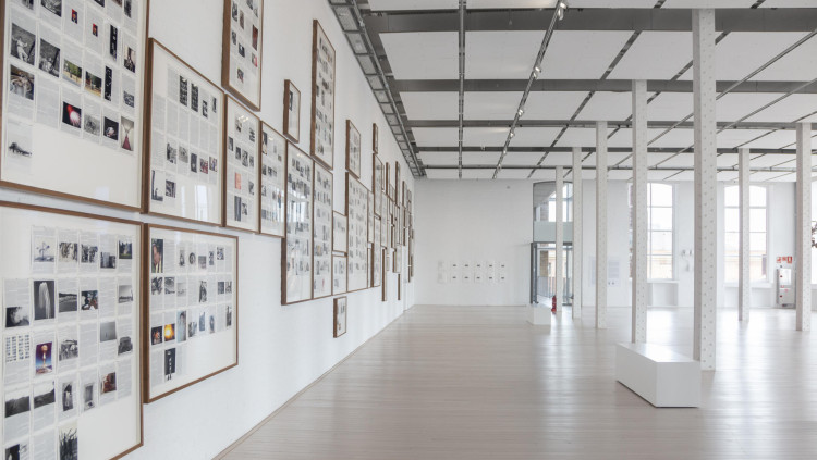 La primera tongada d'obres de Broomberg & Chanarin, penjades a l'exposició "pòstuma". Eva Carasol