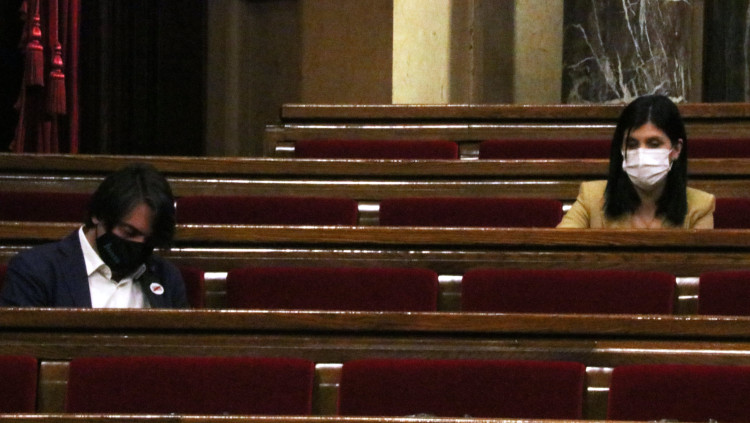 Francesc de Dalmases (JxCat) i Marta Vilalta (ERC), integrants dels equips negociadors dels dos partits, en una sessió recent al Parlament de Catalunya. Agència Catalana de Notícies