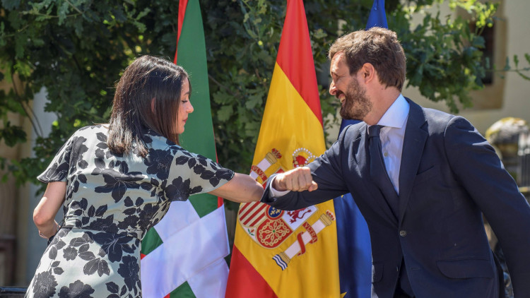 Inés Arrimadas i Pablo Casado, presidents respectius de Ciutadans i PP, en un acte electoral al País Basc en la principal coalició electoral que han format fins ara.. Europa Press