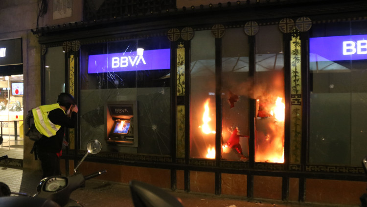 Pla general d'una entitat bancària cremant a Barcelona després de la manifestació, que ha acabat amb alguns aldarulls. Agència Catalana de Notícies
