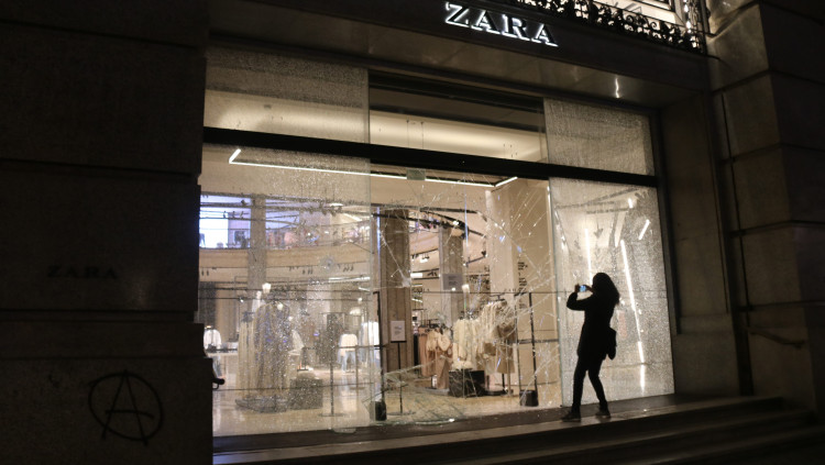 Pla general de la façana d'un establiment comercial destrossat a Barcelona. Imatge del 27 de febrer del 2021. Agència Catalana de Notícies