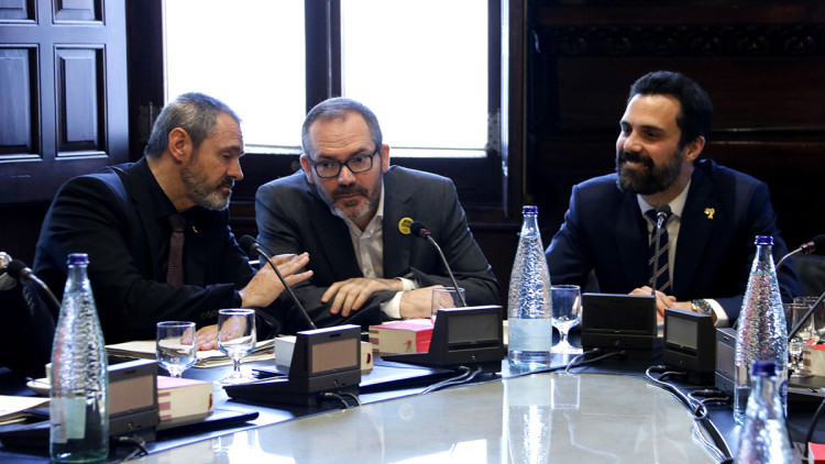 Pla mitjà del president del Parlament, Roger Torrent, amb el vicepresident, Josep Costa, i el diputat de JxCat Eusebi Campdepadrós. Agència Catalana de Notícies