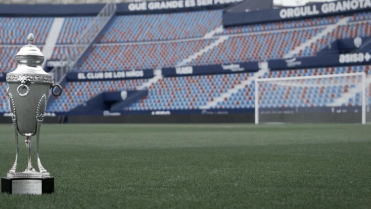 Imatge del documental emès per À Punt dedicat a la Copa de l’Espanya lliure, amb el trofeu a la gespa del Ciutat de València.