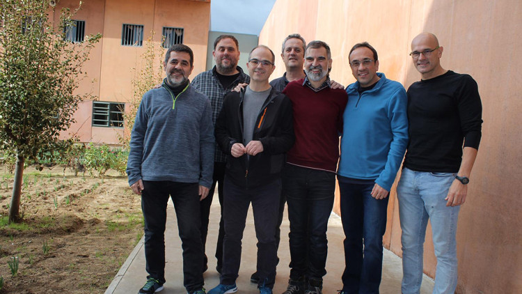 La primera imatge dels presos independentistes a Lledoners, distribuïda per Òmnium Cultural. Agència Catalana de Notícies