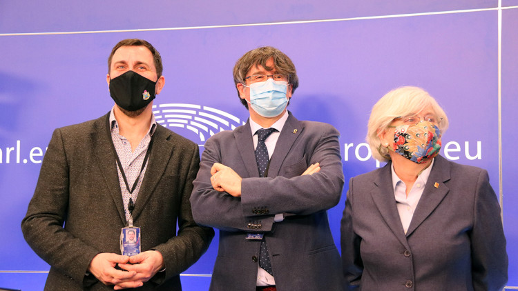 Pla mitjà dels eurodiputats de JxCat Carles Puigdemont, Toni Comín i Clara Ponsatí després de la roda de premsa a l'Eurocambra sobre el suplicatori, el 24 de febrer del 2021 a Brussel·les. Agència Catalana de Notícies