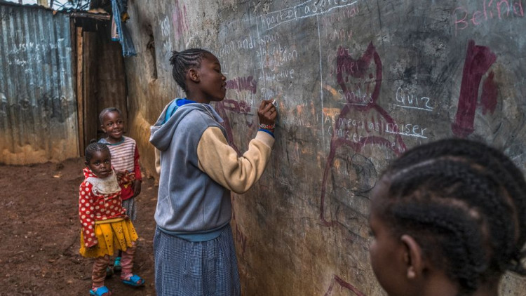 Xiquets en una escola de Kenya. Der Spiegel