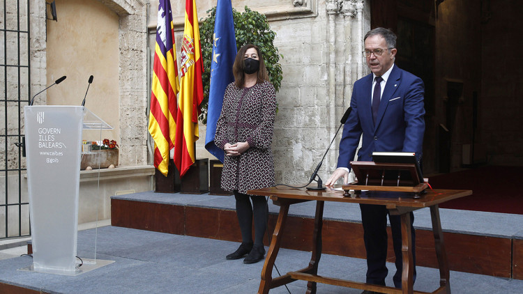 El nou conseller balear de Mobilitat i habitatge, Josep Marí, assumeix el càrrec al costat de la presidenta Francina Armengol. Europa Press