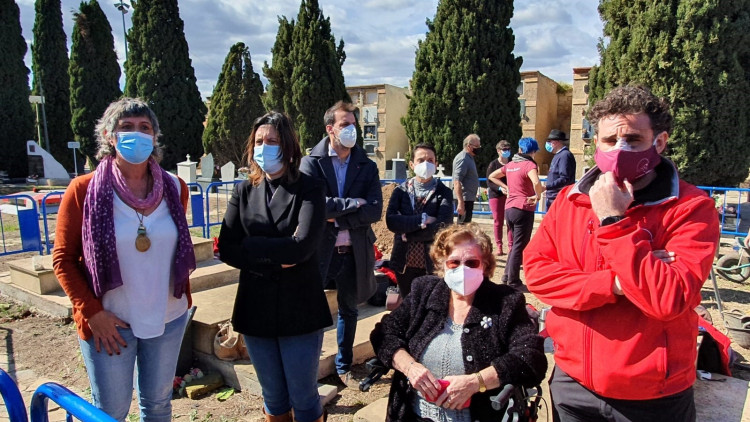 Primera exhumació en una fossa del cementeri d'Alacant. La segona per l'esquerra és la consellera Rosa Pérez Garijo. Europa Press