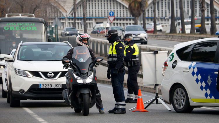 La Guàrdia Urbana de Barcelona parla amb un motorista durant un control a la Ronda Litoral arran del confinament municipal. Agència Catalana de Notícies