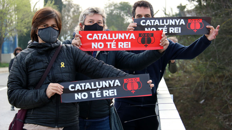 Els Mossos desallotgen la concentració contra el rei espanyol en un pont de l'AP-7 de Martorell, el 5 de març de 2021. Agència Catalana de Notícies