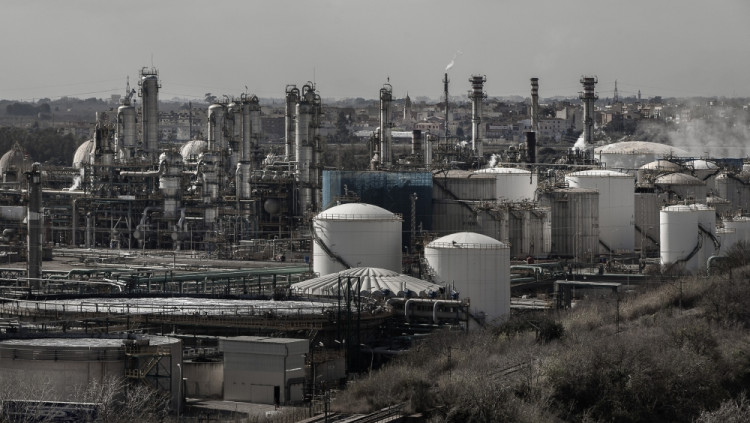 La Pobla de Mafumet des de l'altra banda del Francolí, amb el complex petroquímic Nord en primer terme. JORDI PLAY