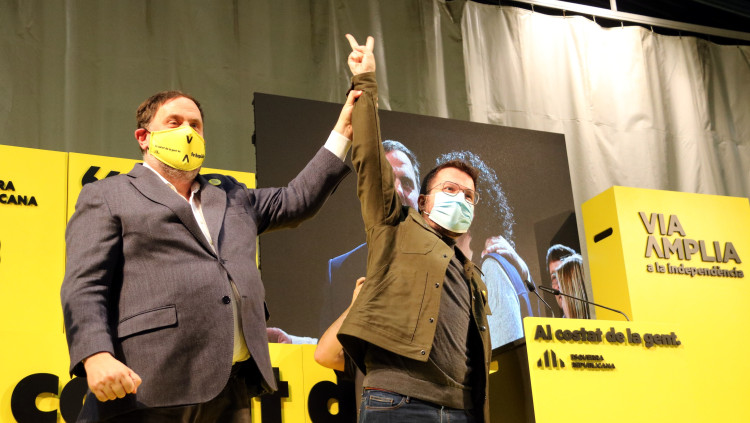 Imatge d'Oriol Junqueras i Pere Aragonès saludant al públic assistent a l'acte de campanya celebrat aquest 4 de febrer de 2021 a Lleida. Agència Catalana de Notícies