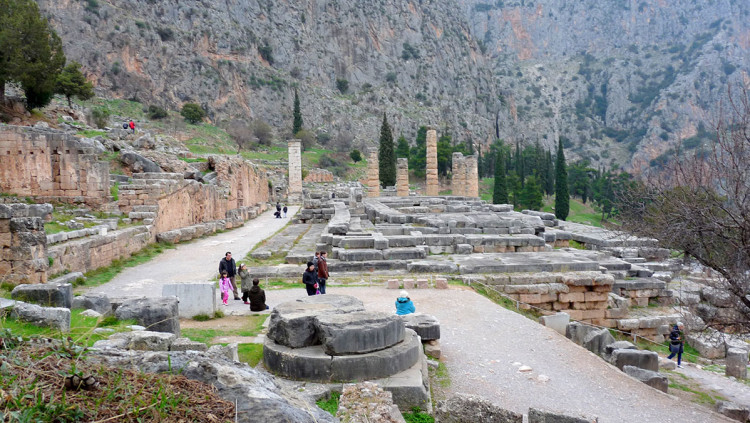 Antic temple de Delfos, a Grècia. Viquipèdia