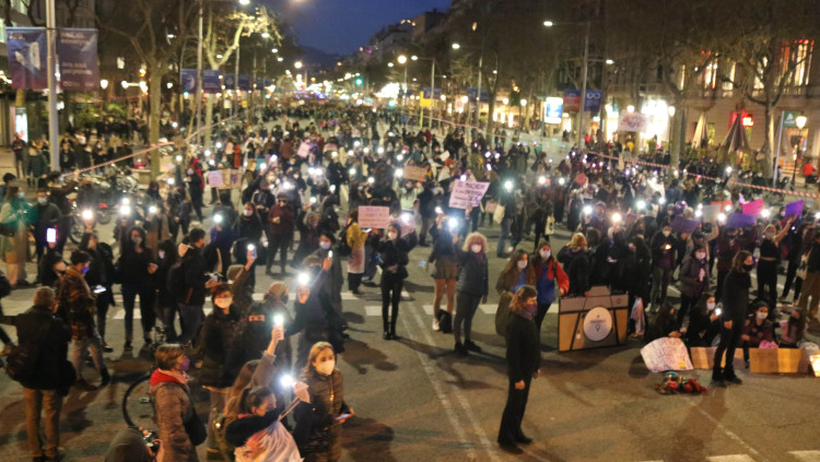 Manifestants amb el lot del mòbil engegat durant la concentració estàtica del 8-M a Barcelona el 8 de març del 2021. Agència Catalana de Notícies