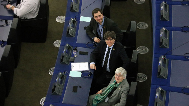 Els eurodiputats Toni Comín, Clara Ponsatí i Carles Puigdemont al seu escó a la seu del Parlament Europeu a Estrasburg, el 10 de febrer del 2020. Agència Catalana de Notícies