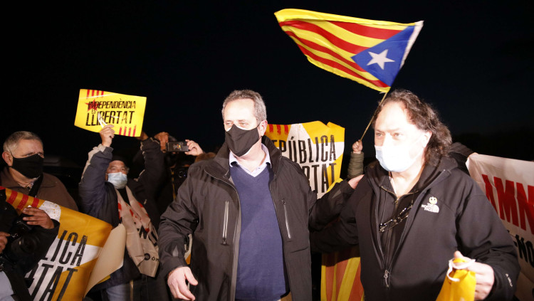 El conseller empresonat Joaquim Forn rep el suport de manifestants a l'entrada de la presó de Lledoners. Europa Press