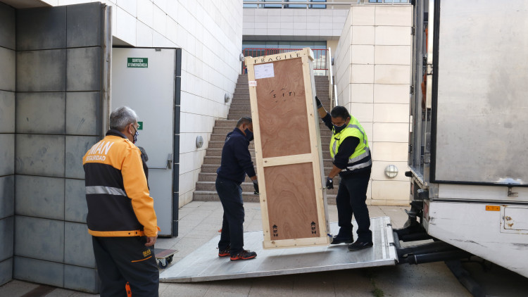 Pla obert dels operaris carregant una de les últimes obres de la Franja al camió que les trasllada del Museu de Lleida cap a Barbastre. Agència Catalana de Notícies