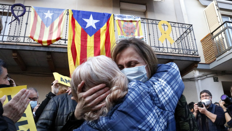 Pla tancat de l'exconsellera d'Agricultura, Meritxell Serret, abraçant-se a una tieta davant de la casa familiar, a Vallfogona de Balaguer. Agència Catalana de Notícies