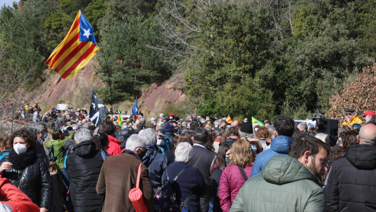 Pla mitjà de la manifestació que s'ha fet a sobre del pont del riu Major aquest diumenge 14 de març de 2021. Agència Catalana de Notícies