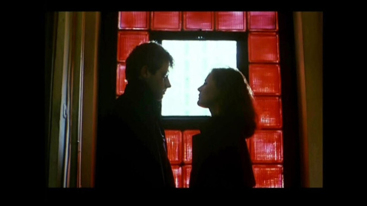 Per al protagonista, l’amor és la cristal·lització d’ideal de perfecció que s’alimenta de la distància sota la premissa inconscient –o innocent- de no ser-ne digne. Fotograma del film 'No estimaràs' (1988) de Krzysztof Kieślowski.