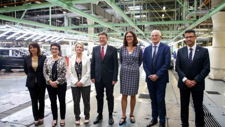 Ximo Puig durant una visita a la planta de Ford a Almussafes.. EL TEMPS